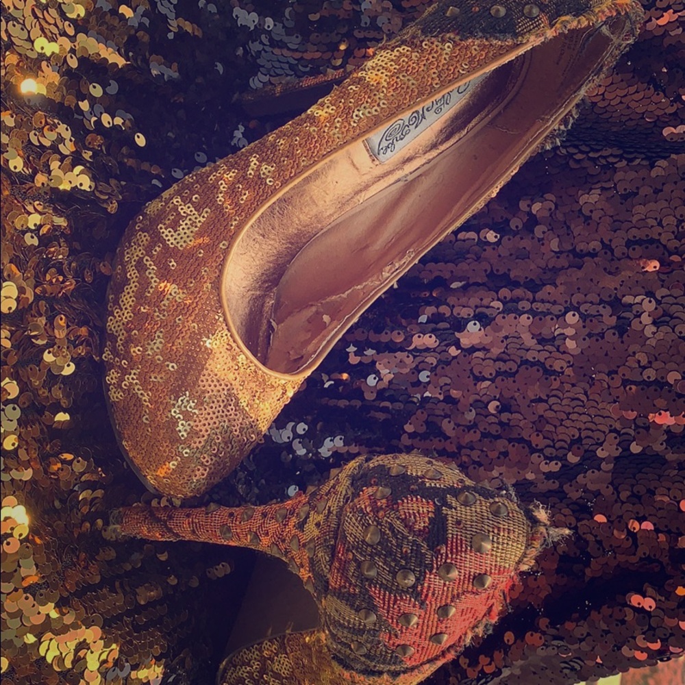 Sequin pumps